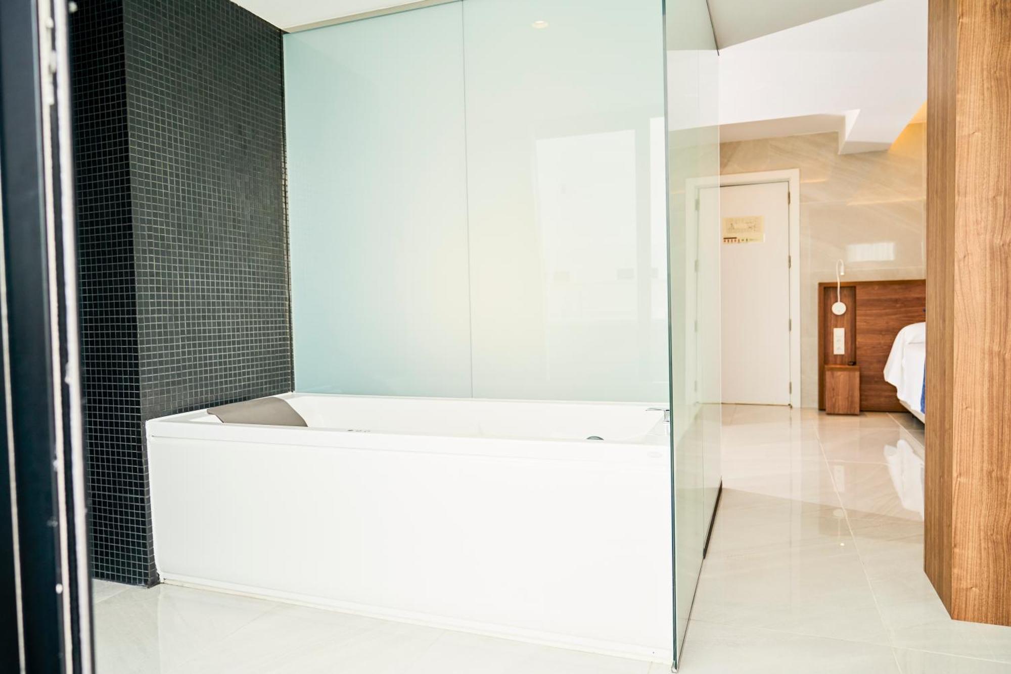 Junior Suite Outdoor Jacuzzi,1679563406:JPEG