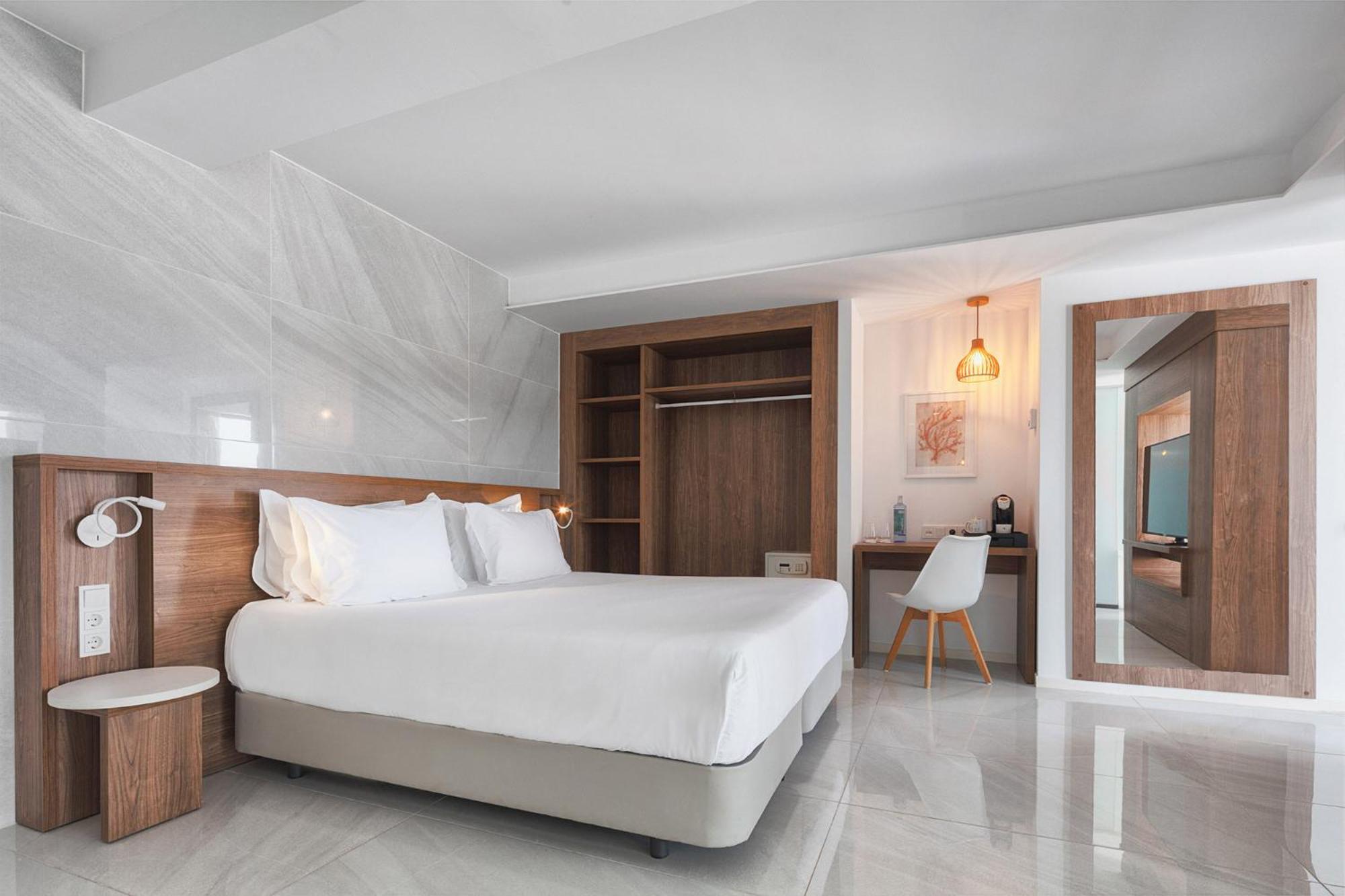 Junior Suite with Outdoor Jacuzzi,1679563421:JPEG